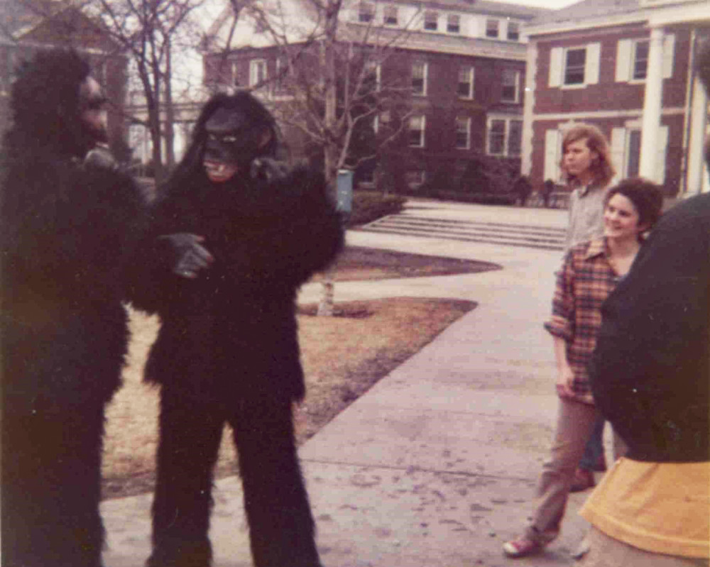1972年，在Chapin Quad上，身着大猩猩套装的Elmos。