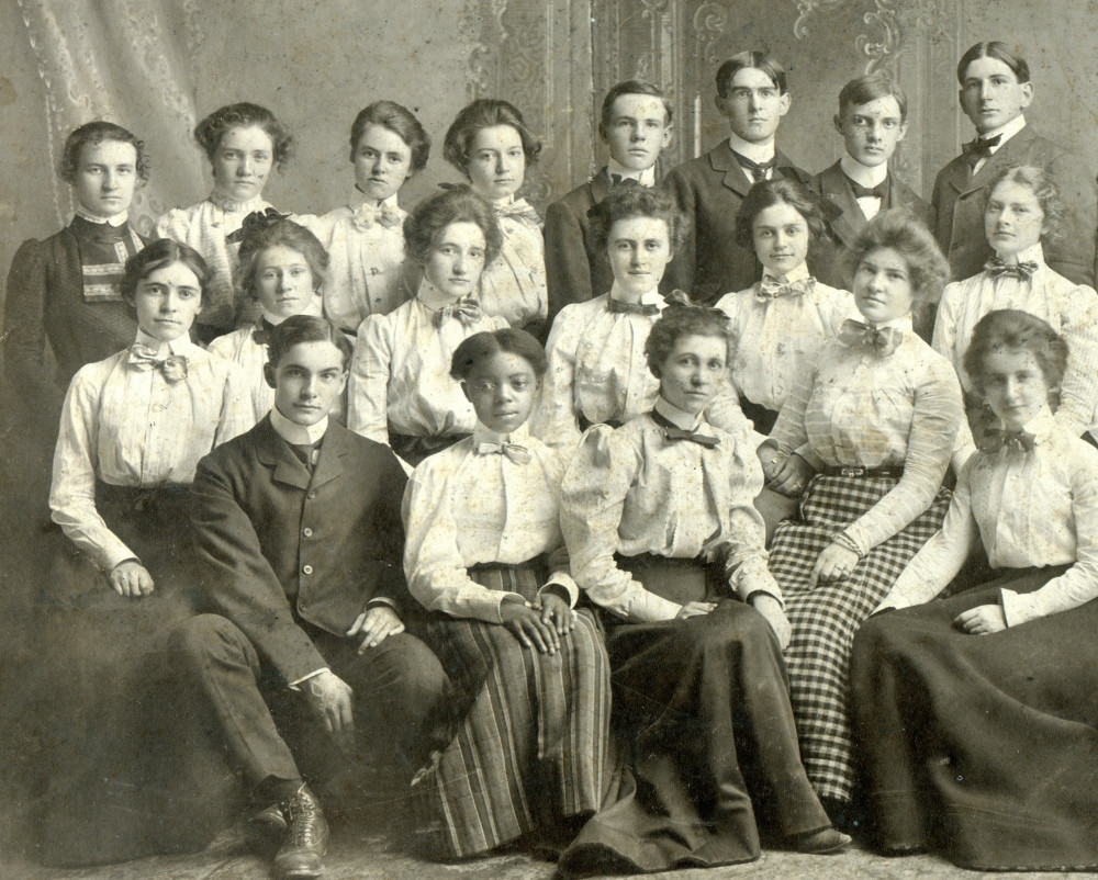 格蕾丝·奥斯利(1904)和她的同学们坐在一起合影。
