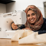 Qurat ul Ain’20用重新使用的面料、强烈的时尚感和一台缝纫机，把可持续的衣服和包带到Beloit，以提高人们对时尚产业浪费的意识。