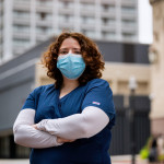 Shanna Dell'10选择在大流行期间服用临床职位，因此她可以根据她想要对待的方式照顾病人。