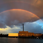 双彩虹和傍晚的阳光照亮了贝洛伊特获奖的发电站。