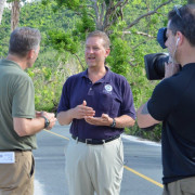 帕特里克康普尔在2017年飓风袭击维尔京群岛后与媒体交谈。