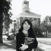 莹庞？90，展示于1989年，站在拿着一本计算机科学教科书的中学。