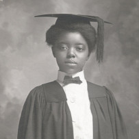 格蕾丝·欧斯利(1904年)是第一位非裔美国女性毕业于伯洛伊特学院仅9年后，该学院开设了。