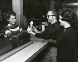 20世纪50年代末，史密斯联盟小吃店提供蛋筒冰淇淋。