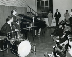 1957年，史密斯联盟开幕之夜的才艺表演。