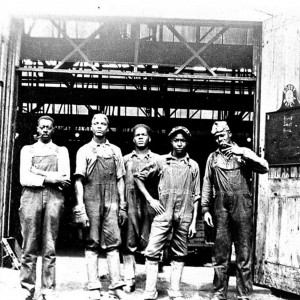 费尔班克斯铸造工人，大约1925年。贝洛伊特公司生产发动机和其他产品，并从南方招募非裔美国工人。