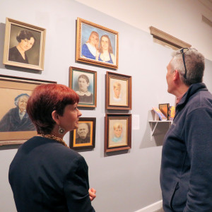 访问教授杰森·斯科特从旧货店收集的肖像吸引了教职员工贝丝·多尔蒂、丹尼尔·尤德和约翰·拉普在“伯洛伊特收藏!”“开放。