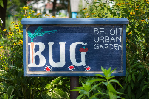 贝洛伊特城市花园(BUG)的标志外面的花园。