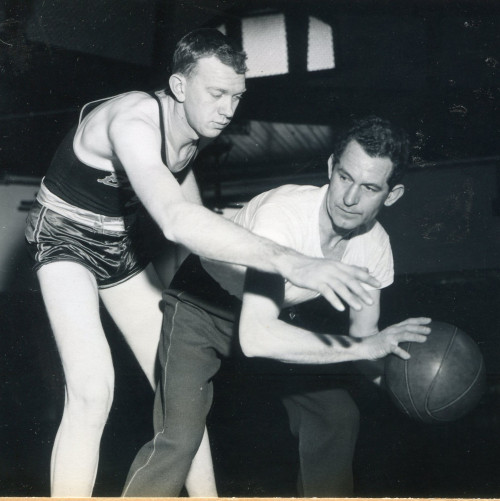教练道尔夫·斯坦利带领贝洛伊特在篮球比赛中战胜了当时的顶尖对手。
