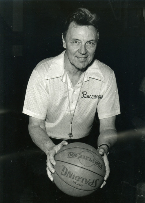 比尔·纳普顿教练被称为三分球之父。