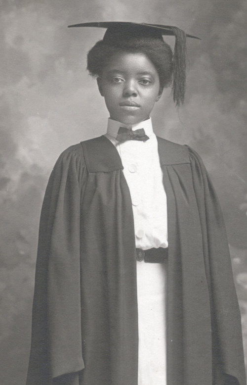 格蕾丝·奥斯利(1904)是第一个从伯洛伊特学院毕业的非裔美国女性。