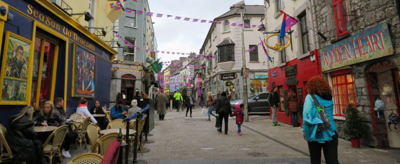 爱尔兰戈尔韦市繁忙的街道。