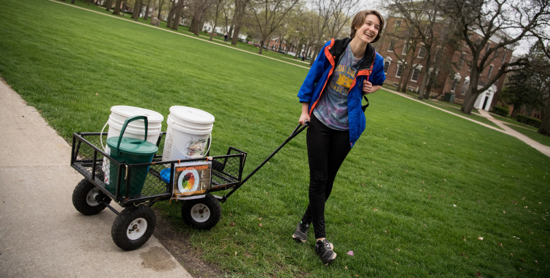 19岁的Jennifer Pantelios用一辆堆肥车在校园里收集食物残渣。她给出…