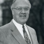 Edward C. Hoerr ' 57, Beloit学院1985年至1998年的董事会成员，也是1990-91学年期间担任学院临时校长的四位校友之一。