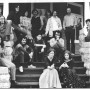 1973年，南瓜屋前门廊上的圆桌会议工作人员。