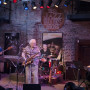 2007年，留尼汪爵士乐队在密苏里州圣路易斯的BB 's, Jazz, Blues, and Soups演出。从左到右分别是71年的迈克·基尔西，鲍勃·考比特，69年的迈克·斯卡沃托和71年的唐·卡森。