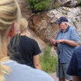 Skip Davis'59在Wi的Baraboo Hills领导了一流的地质实地之旅。