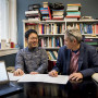 21岁的王卫宁和中文教授丹尼尔·尤德一起工作。