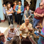 伯洛伊特学院的学生与瓦哈卡州的艺术家、工匠和博物馆馆长会面，学习编织和染色工艺。他们从墨西哥瓦哈卡回来，带回了12件当代纺织品，编入目录，加入了洛根的收藏。