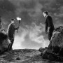1931年:英国演员鲍里斯·卡洛夫(Boris Karloff, 1887 - 1969)扮演的复活的怪物遇到了他的创造者(Colin Clive, 1898 - 1937)，电影《弗兰肯斯坦》由詹姆斯·威尔执导。(图片来源:约翰·科巴尔基金会/盖蒂图片社)
