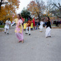 10月，国际俱乐部的学生在贝洛伊特的返校游行中游行。他们的节日团体偶尔会跳起舞来，赢得了游行的大奖。