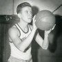 John Erickson'49作为学生打篮球。
