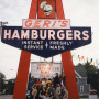 这张照片拍摄于20世纪80年代中后期，红白蓝三色的Geri 's burgers标志为WBCR FM电台提供了一个插播。