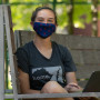 一个戴着面具在诗园工作的学生。