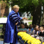 86届校友罗伯塔·“波比”·科尔达诺在2017年毕业典礼上发表演讲。