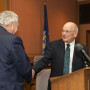 前威斯康星州州长汤米·汤普森(左)祝贺鲍勃·朗65年获得以他的名字命名的公共领导奖。