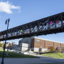 在学院的黑人生命事件标志被移除后，学生们在发电厂房桥上添加了自己的标志。