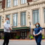 公共卫生专业人员鲍比·哈里斯(Bobby Harris) 08年和莎娜·戴尔(Shanna Dell) 10年在巴尔的摩一家历史悠久的酒店里工作，这家酒店变成了Covid缓解中心，为没有稳定场所恢复或隔离的人提供服务。