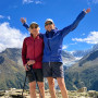 2022年9月，78岁的布丽吉特·圣约翰(左)和77岁的黛西·莱文(Daisy Levine)完成了环绕勃朗峰的100英里徒步旅行，途经瑞士、意大利和法国。