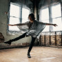 Jenni Reinke ' 05在她的舞蹈剧院公司恢复生机的历史建筑中跳舞。