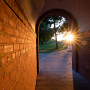 美丽的日落在莫尔斯-英格索尔大厅的拱形走道上闪闪发光。