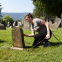 凯特琳·艾布拉姆斯08版使用了D2，一种无毒的杀菌剂来清洁墓碑。