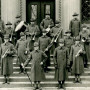 学生队伍培训队的单位乐队在世界事务中心面前姿势。1918年大流行袭击校园最糟糕的是，多达1,400名学生士兵在Beloit居住。